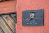 Ein Bronzeschild der Stiftung Denkmalschutz an einer Hauswand