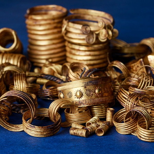 Goldschmuck des bronzezeitlichen Horts von Gessel, darunter Spiralringe, Armringe und eine goldene Fibel