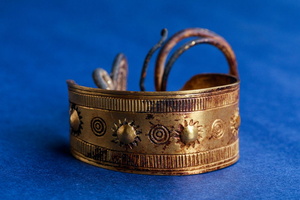 Goldene Fibel aus dem Goldhort von Gessel mit Sonnenbuckeln und konzentrischen Ringen auf der Bügelplatte