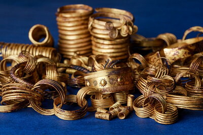 Goldschmuck des bronzezeitlichen Horts von Gessel, darunter Spiralringe, Armringe und eine goldene Fibel
